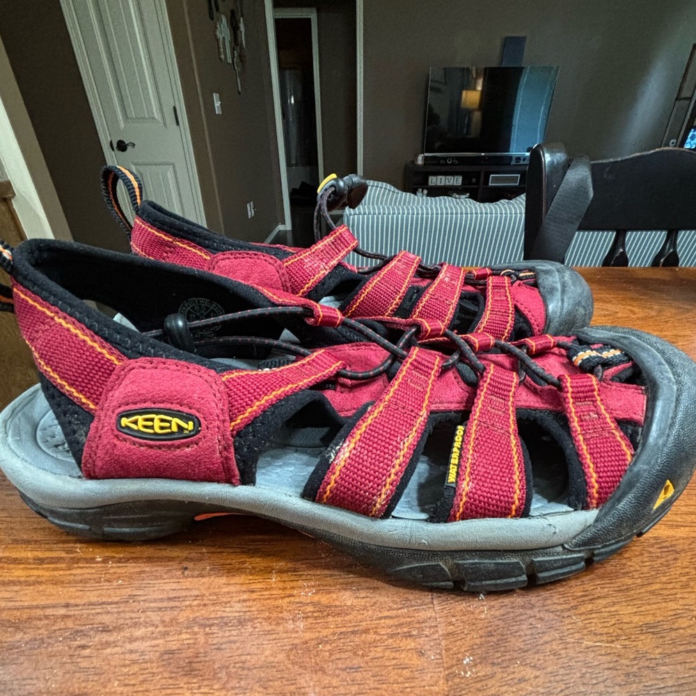 Keen H2 women’s waterproof sandals 8.5